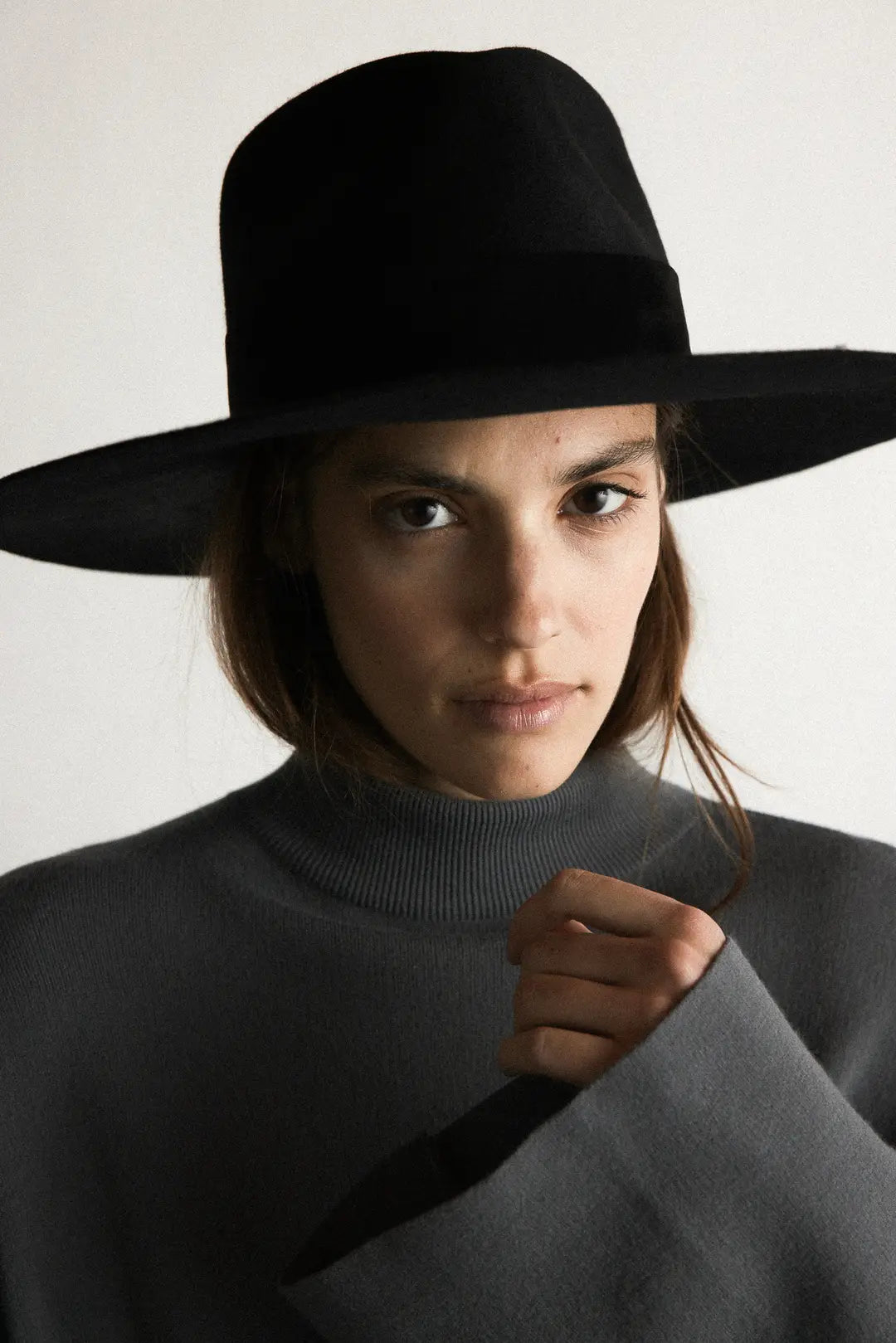 Janessa Leone Tessa hat